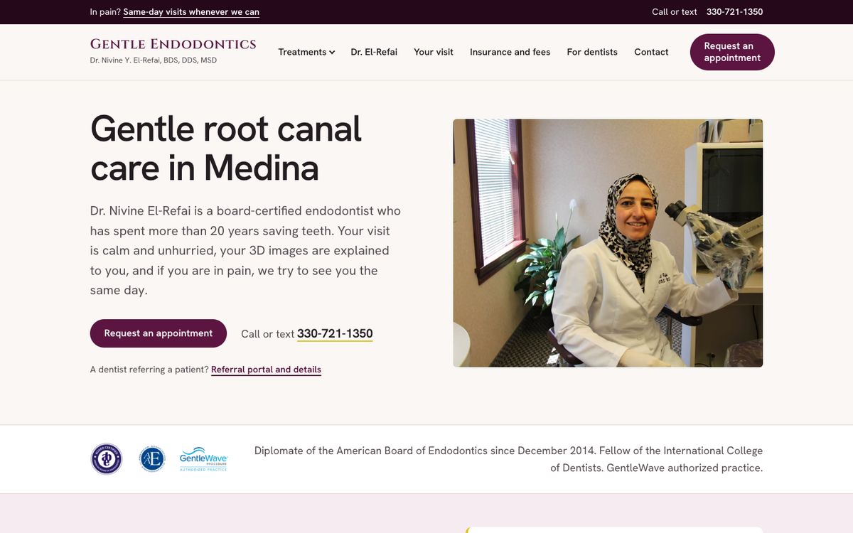 Concept homepage: Dr. El-Refai at her microscope beside the headline Gentle root canal care in Medina